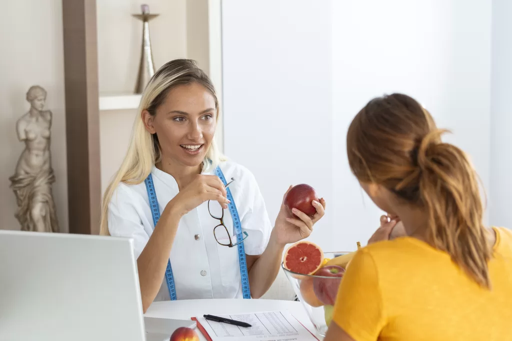 Consultar um profissional de saúde ou nutricionista pode fornecer orientações personalizadas e ajudá-lo a estabelecer metas realistas.